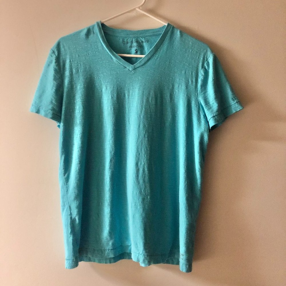 MEN'S CALVIN KLEIN ESSENTIALS V-NECK T-SHIRT (SM)